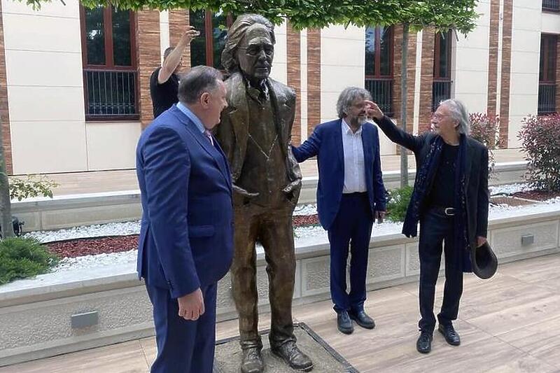 Genocide Denier Peter Handke got a Monument in the Center of Banja Luka - Vimarsana News